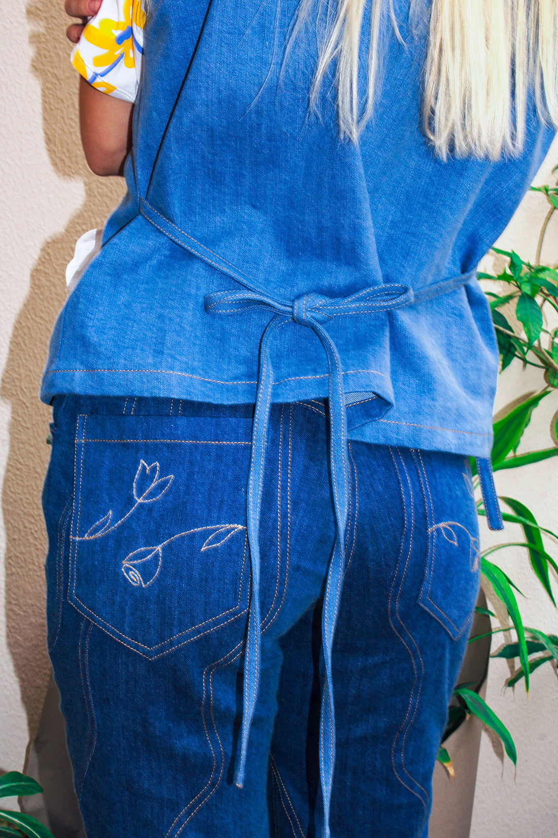 Waverly Vest,Botanical Garden Collection,Outdoor Activities,Functional Cargo Pockets,Multipurpose Keychain,Adjustable Waist,Tie Strings,Perfect Fit,Layering Piece,Daily Outfits,Doppelganger Look,Sale Offer,Outdoor Adventure Attire,Stylish Utility Vest,Key Accessories,Seasonal Wardrobe,Versatile Layer,Functional Fashion,Fashionable Vest,Trendy and Practical